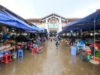 La marché s'étend à l'extérieur du bâtiment