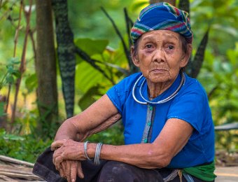  Femme Hmong bleu