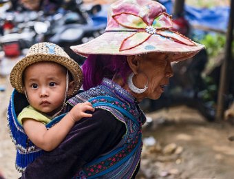  Femme et bébé Hmong fleur   