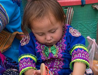  Bébé Hmong jouant avec ses chaussures