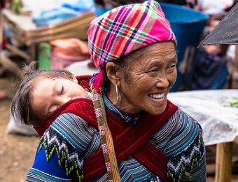  Femme et bébé Hmong