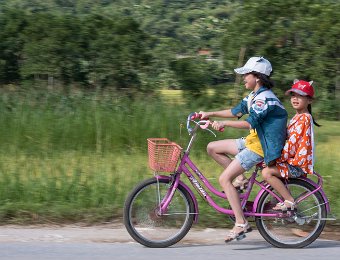  Jeune garçon et sa soeur