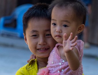  Jeune garçon et sa petite soeur