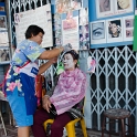 DSC 1774  Coiffure et maquillage dans la rue