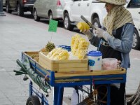 Une vendeuse d'ananas