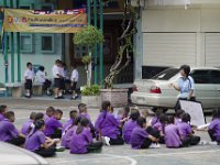 Les Thaïs sont un peuple jeune : enfants dans une école primaire à Bangkok et leur institutrice