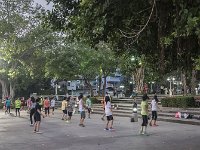 Gymnastique dans un parc de Bangkok