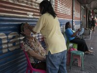Une dame en cours de soin