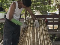 Un artisan fabricant un panier en bambou à Mae Rim